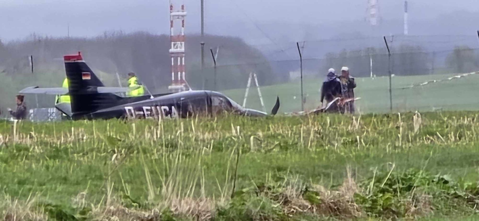 Kleinflugzeug St Rzt Am Dortmunder Airport Auf Acker Insassen Leicht