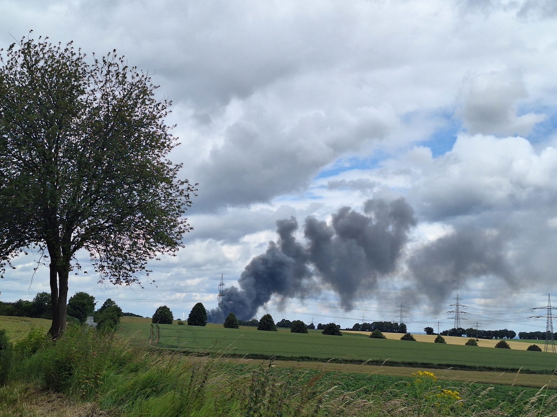 Nach Großbrand bei Autoverwerter in Unna Löscharbeiten nach 23 Stunden