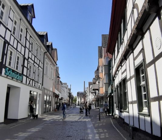 Zehnjähriger in Unnaer Fußgängerzone von Hund gebissen – Halter mahnt: „Pass doch auf“ – und verschwindet