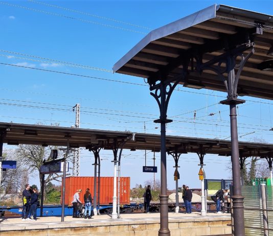 Exhibitionist fährt mir offener Hause im Regionalzug von Unna nach Münster