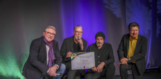Wolfgang Trepper präsentiert voller Stolz mit Dr. Michael Kohlmann, Torsten Sträter und Bruno Knust seine Ernennungsurkunde ( v.l.) Foto: Solidarfonds Stiftung NRW