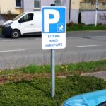 Eltern-Kind-Parkplatz