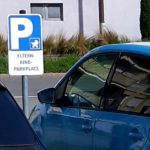 Eltern-Kind-Parkplatz
