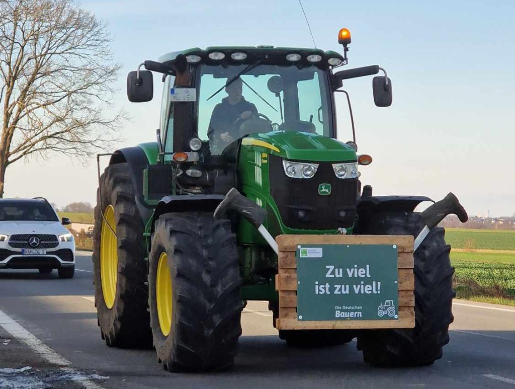 Finden sonst kein politisches Gehör“: Hunderte Trecker rollen bei  Bauernprotesten auf B1 zwischen Unna und dem Kreis Soest