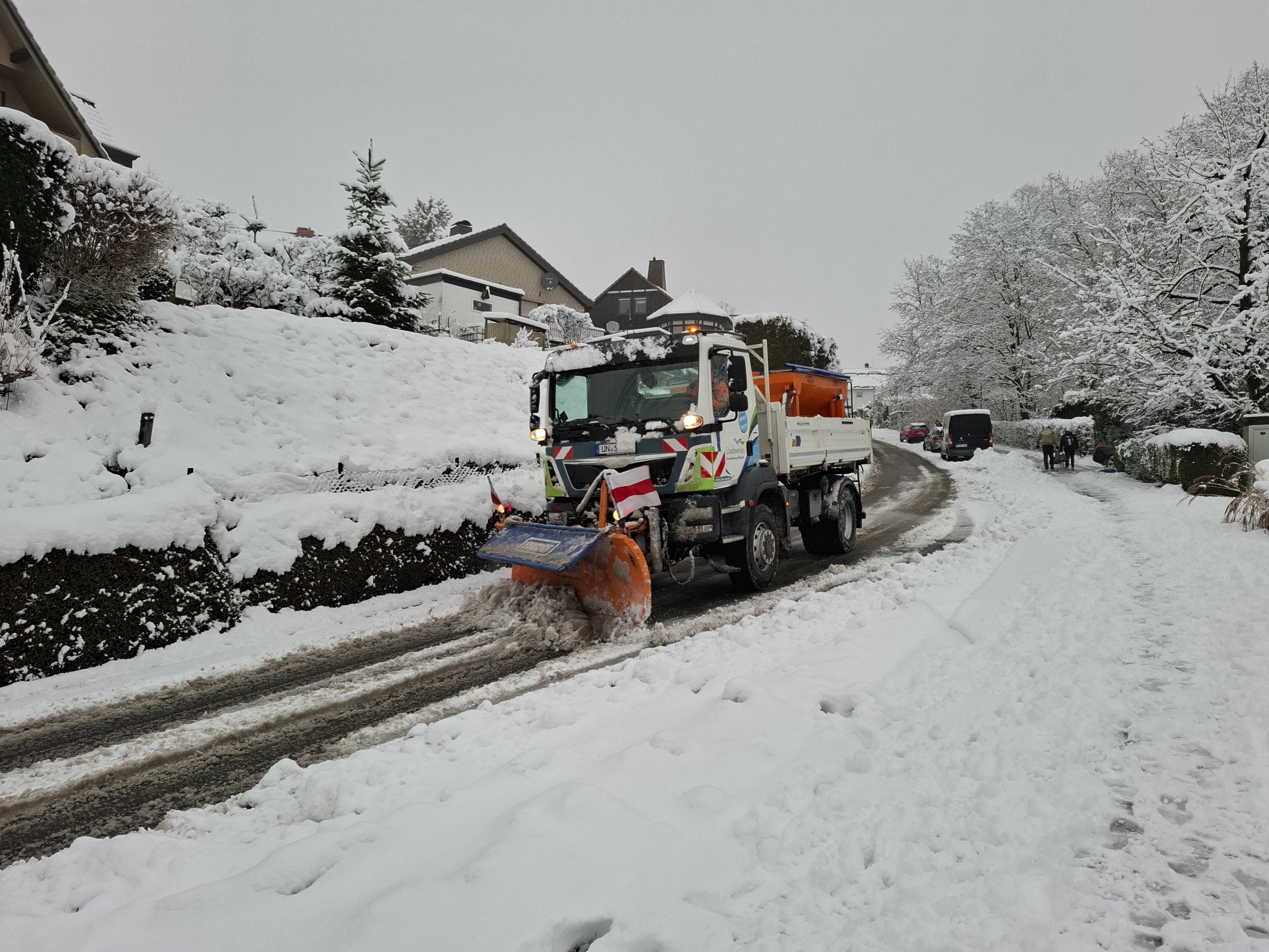 Frost-Schnee-Gl-tte-Ersten-Kommunen-im-Kreis-geht-das-Streusalz-aus-Winterdienst-Bergkamen-bereits-im-11-Volleinsatz