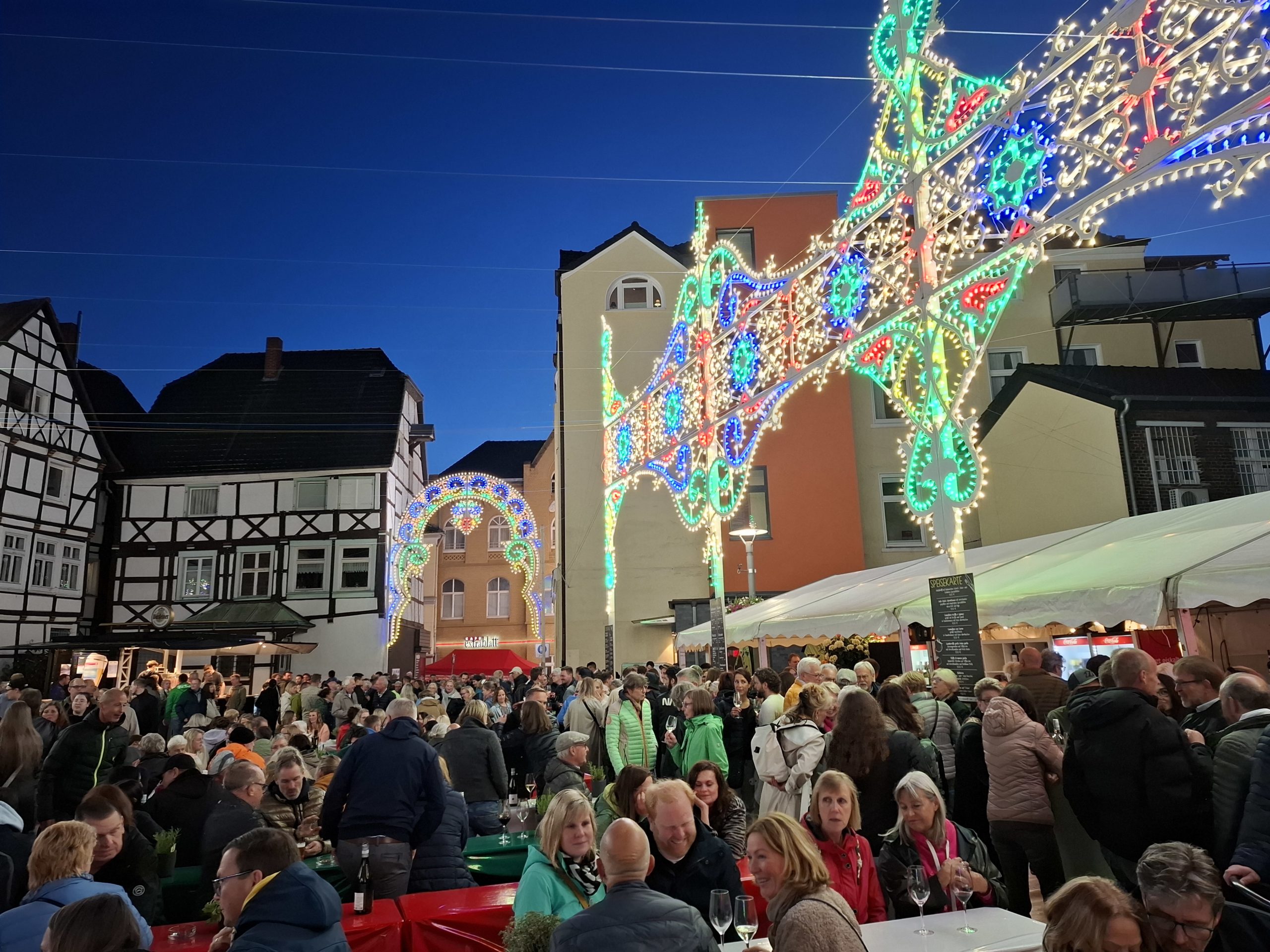 Vino-Dolci-Pasta-Pesto-Pizza-und-die-Bratwurst-fehlt-auch-nicht-auf-der-Festa-Frosta