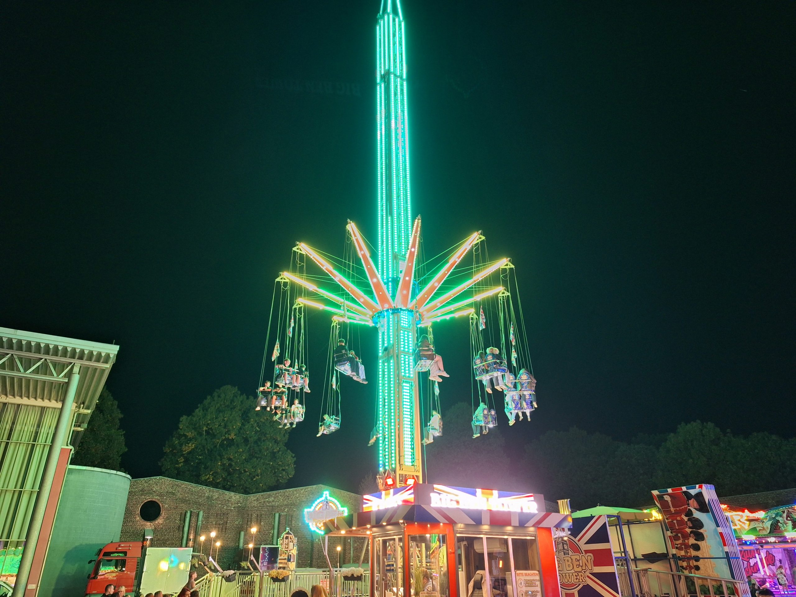 Kirmes-im-Park-Fr-ndenbergs-Fliege-will-mit-Big-Ben-Tower-hoch-hinaus-Feuerwerk-begeisterte