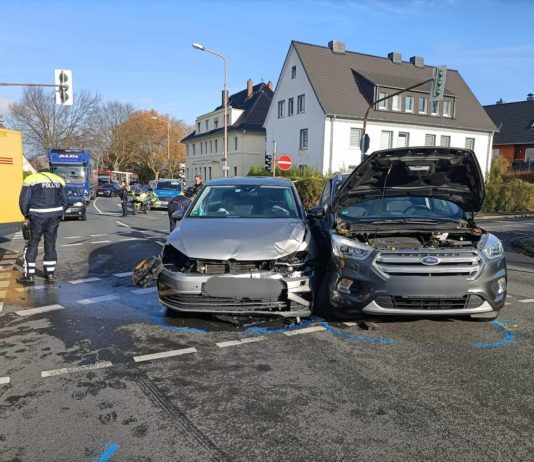Unfall auf Verkehrsring-Kreuzung in Unna – Bereich anderthalb Stunden gesperrt