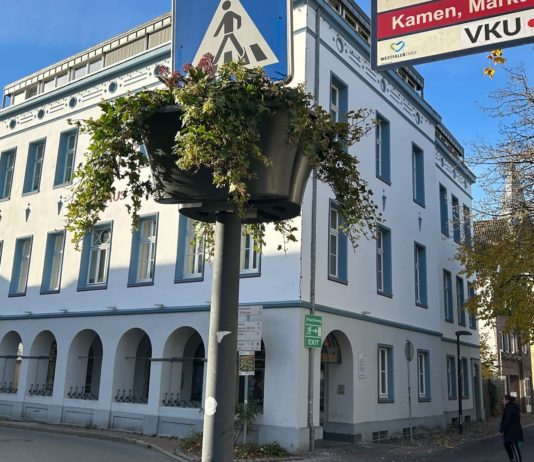Neue Blumenampeln in Kamener City als Zeichen „für einladendes Stadtzentrum, das von Gemeinschaftssinn geprägt ist“