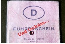 Pkw-Fahrer kracht auf Kreisel-Insel in Methler, schleudert Findling zur Seite und will weiterfahren