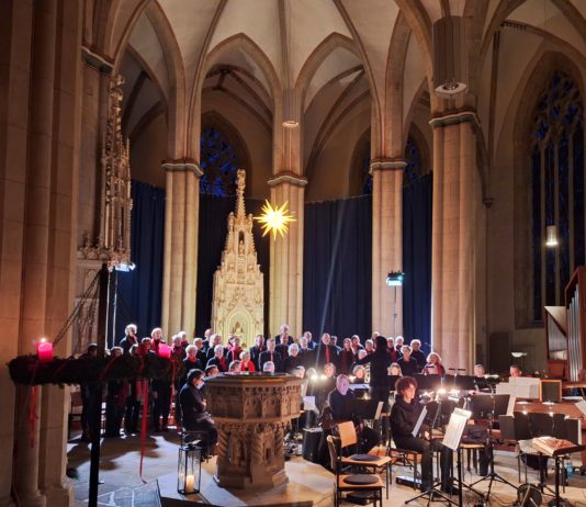 Drei Nüsse für Aschenbrödel und Szenenapplaus inklusive – Ausverkauftes Konzert bei Kerzenschein bezauberte in Ev. Stadtkirche