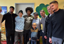 „Stimmungs- und Kraftbooster“ für die kleinen Patienten – BVB-Profis besuchten Dortmunder Kinderklinik