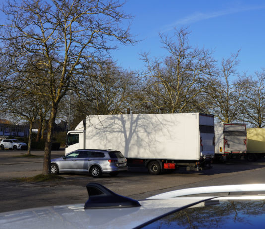Parkplatz am Ligusterweg wird kostenpflichtig – Kennzeichenerfassung „soll Ordnung schaffen und Standort aufwerten“