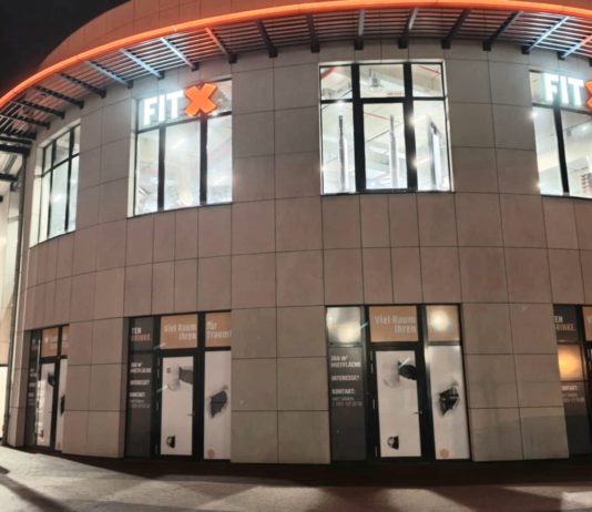 Baugerüst ist abgebaut – Fassade des Einkaufszentrums Neue Mühle nach vier Monaten fertig saniert