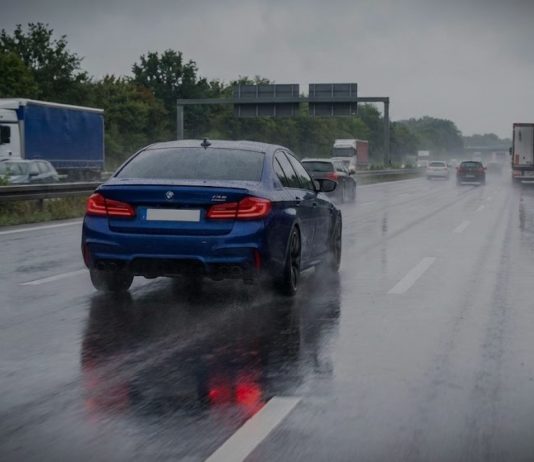 Abflug auf Sommerreifen – BMW-Sportwagenfahrer verursacht auf der A2 90.000 € Schaden – Zwei Verletzte