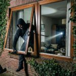 Wohnungseinbruch in Unna durch gekipptes Fenster – Zwei-Meter-Mann mit langem grauem Vollbart gesichtet