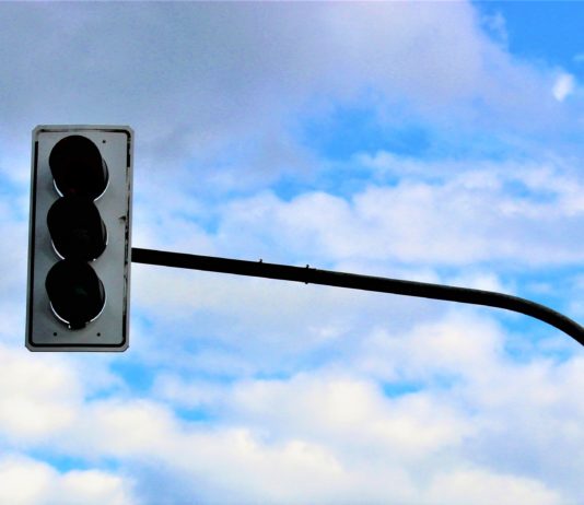 Ampel fiel aus – Crash auf Kreuzung B1/Iserlohner Straße in Unna mit Verletzter und zertrümmerter Ampelanlage