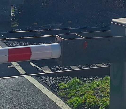 Pedelecfahrer (20) stirbt am Bahnübergang in Dortmund-Sölde