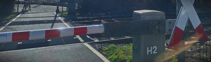 Bahnübergang geschlossene Schranke neu