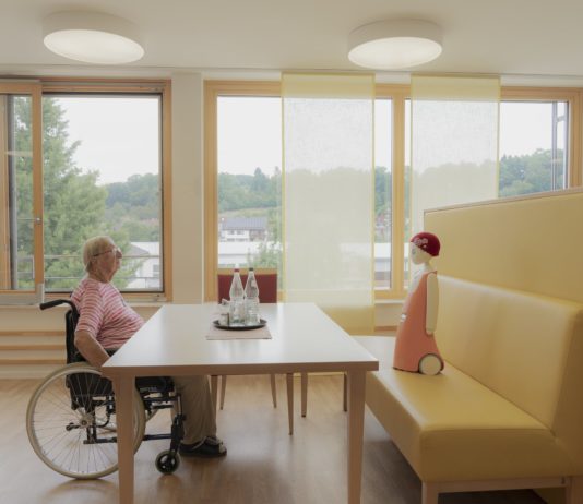 Roboter im Pflegeheim: „Emma The Social Robot“ von Studentin der FH Dortmund wird Welt-Pressefoto 2026