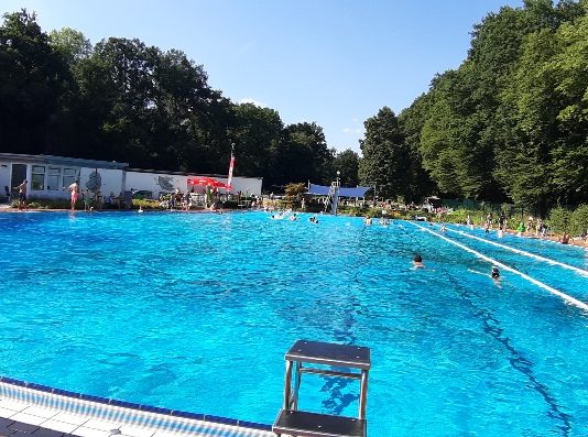 Jedes Kind soll schwimmen lernen: Restplätze in Fröndenberg und Selm