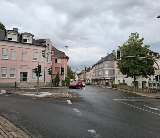 Fröndenberg: Pkw-Fahrerin erfasst beim Abbiegen zwei Fußgänger