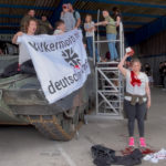 „Panzer als Spielzeug für Kinder?“ Peacefully Against Genocide stört Tag der Bundeswehr auch in Unna