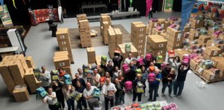 Für einen würdevollen Schulstart: Stiftung Kinderglück gibt in Holzwickede wieder 3400 Schulranzen aus
