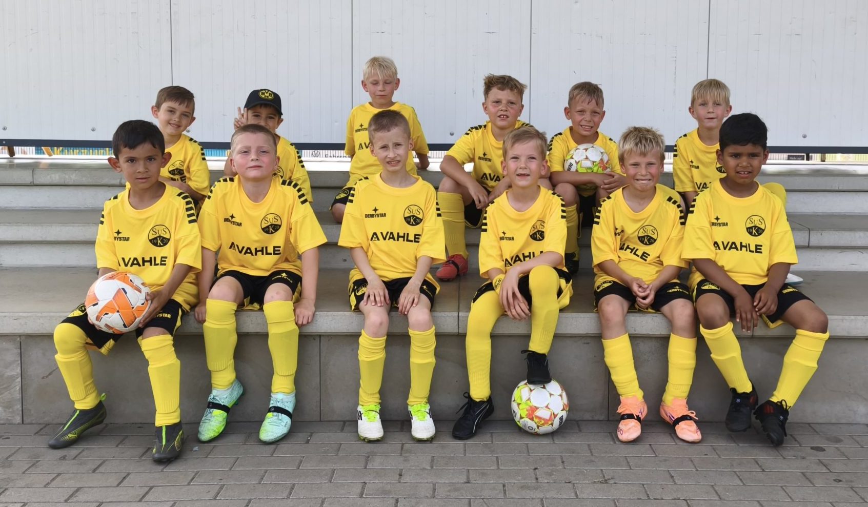 Ein-Training-mit-Fu-ball-Ikone-Rudi-V-ller-winkt-G1-des-SuS-Kaiserau-steht-im-Finale-eines-besonderen-Gewinnspiels