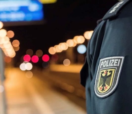 Angriff mit Flasche, Steinwürfe, Messer griffbereit – Aggressive Randalierer halten Bundespolizei im Atem