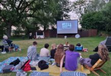 „Klimafreundliches Kino“ im Naturfreibad Heil in Bergkamen – Veranstalter reist mit E-Bike samt Anhänger an