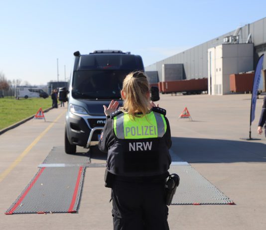 Polizei wiegt vor den Sommerferien wieder kostenlos in Kamen Wohnmobile und Caravans