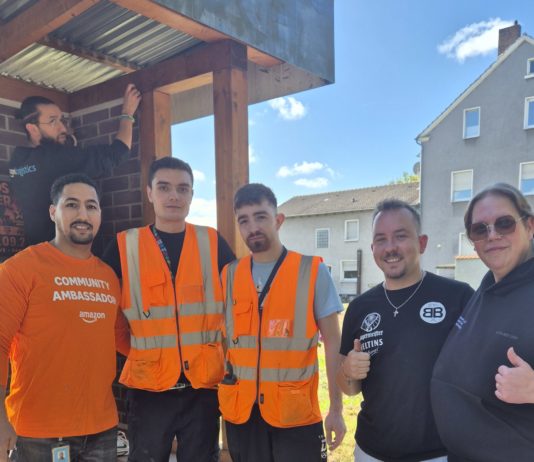 Zweite Wartehalle an Hammer Straße wie neu – Bürgerverein und Amazon-Mitarbeiter schleiften, strichen und schraubten