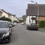 Park-Ärger in Massener Wohnstraße: Halbseitige Gehwegparker verwarnt – Jetzt passt der Trecker nicht mehr durch