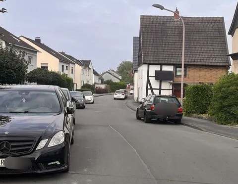 Park-Ärger in Massener Wohnstraße: Halbseitige Gehwegparker verwarnt – Jetzt passt der Trecker nicht mehr durch