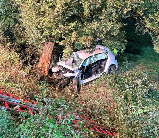 Mit VW vor Baum geprallt – Zwei Holzwickeder (35, 17) in Lebensgefahr