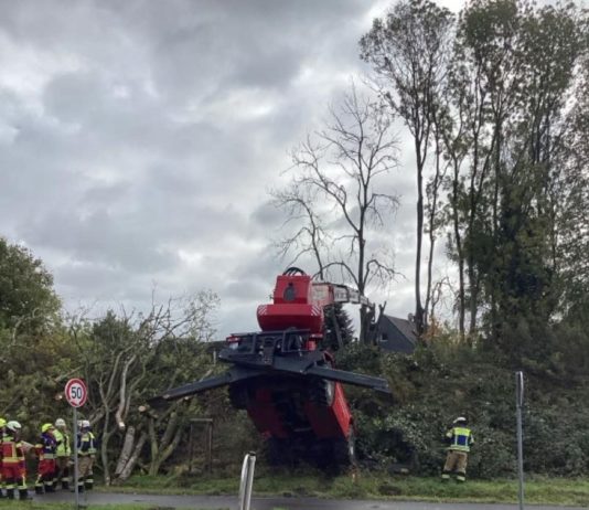 Feuerwehr Kamen befreit Kranführer aus abgesacktem Baukran
