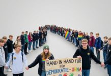 „Augen auf! für Unna“ – Fünf weiterführende Schulen bilden Menschenkette für Frieden, Demokratie und Respekt