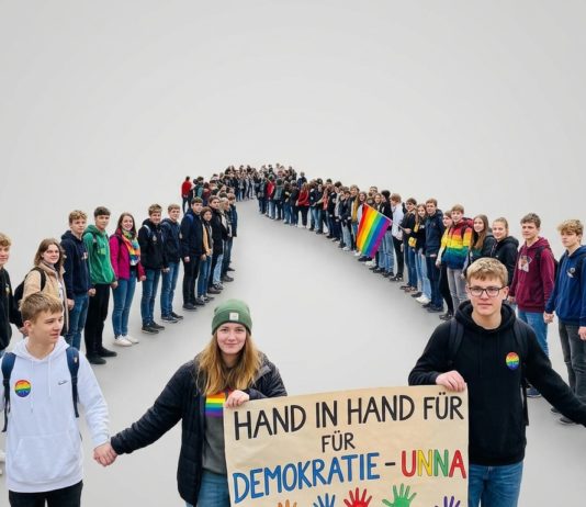 „Augen auf! für Unna“ – Fünf weiterführende Schulen bilden Menschenkette für Frieden, Demokratie und Respekt